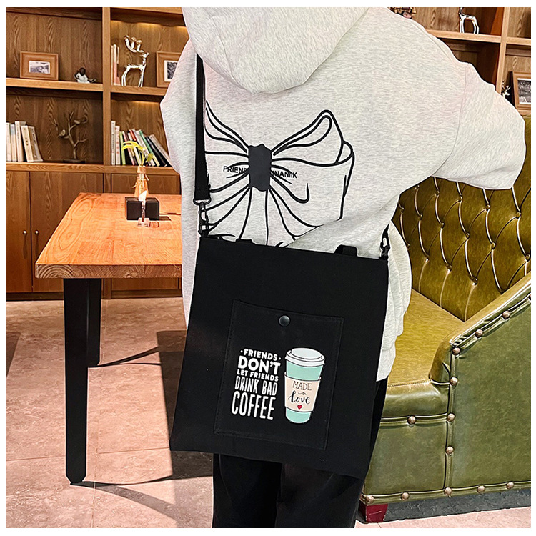 The new Korean Haraju-style single-shoulder bag is a bestseller. It features a unique printed fashion handbag and a simple and casual canvas tutorial bag Specification drawing