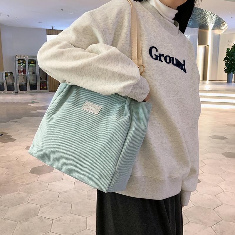 Versatile large-capacity bags, women's single-shoulder bags, versatile and niche design commuter crossbody bags. This year, corduroy tote bags are in fashion full figure