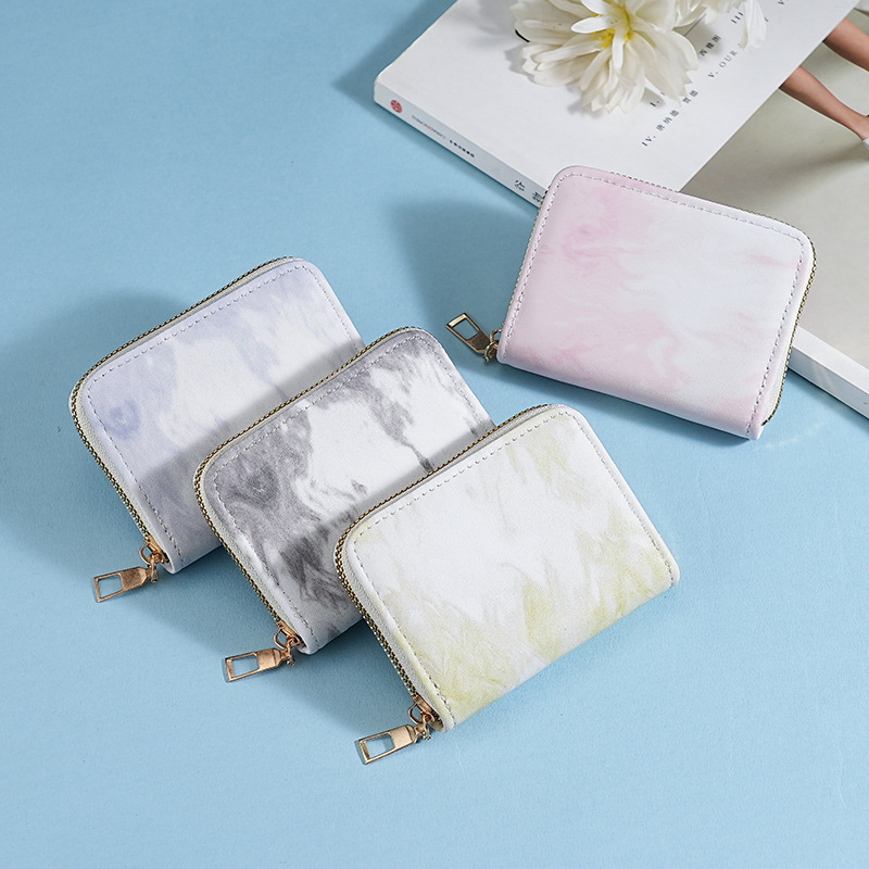 The card bag is small and compact, with multiple slots, large capacity, anti-demagnetization and anti-theft. It can be used to swipe the Korean version of the ins driver's license. It's cute and ultra-thin full figure