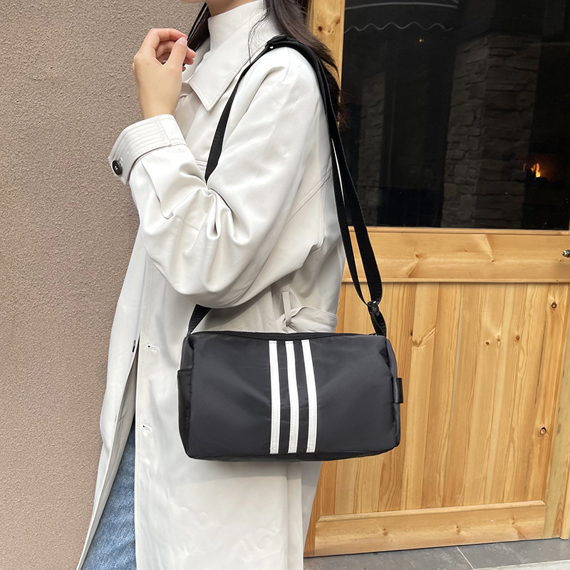 Fashionable and trendy single-shoulder bags, new cross-border casual commuting canvas bags, simple and versatile crossbody bags for women's foreign trade wholesale details Picture
