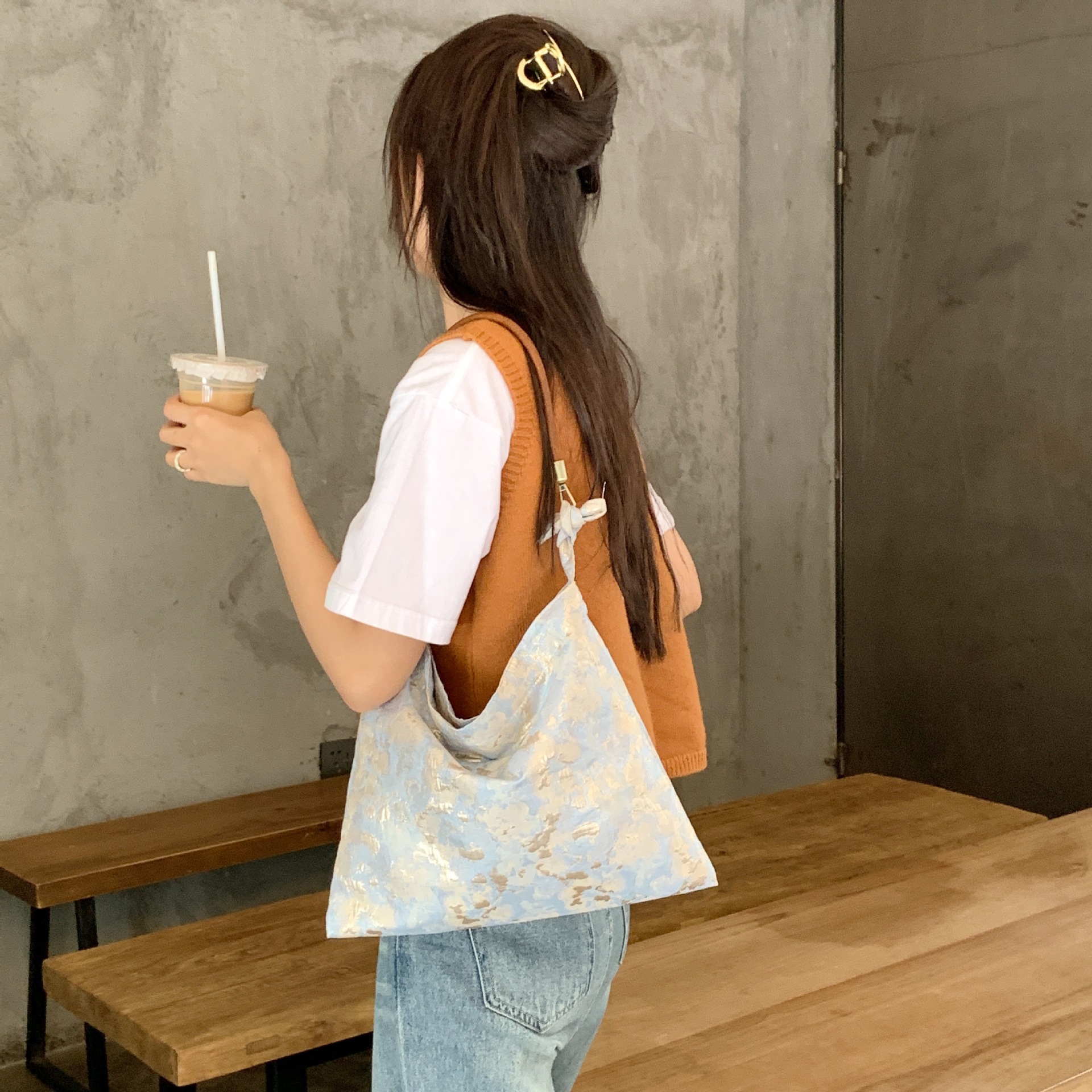 29121 New retro brocade jacquard fabric underarm bag, casual satin single-shoulder bag, crossbody tote bag Application Scenario
