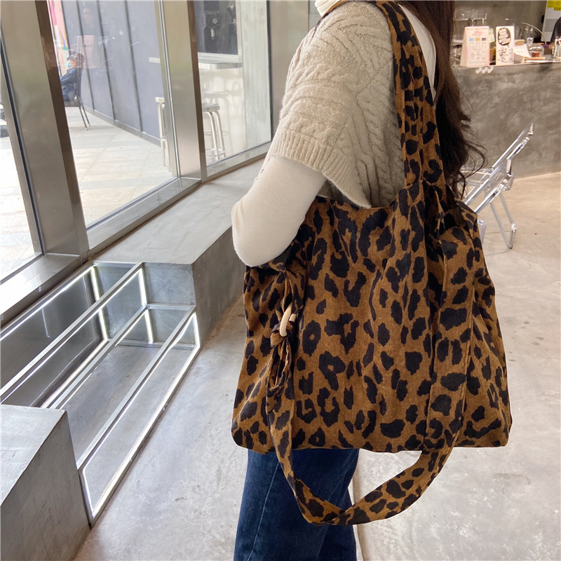 Wholesale of 923041 new artistic and retro rose crossbody bag, simple and large-capacity single-shoulder fabric bag, simple and versatile details Picture