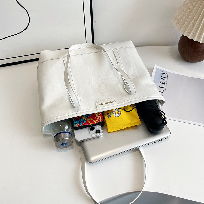 The new 2025 trendy and fashionable Korean-style tote bag with a simple and large-capacity commuting style and a unique and stylish single-shoulder bag are selling well Application Scenario