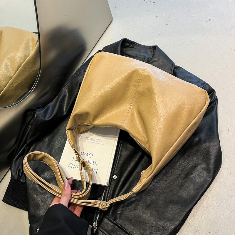 The large-capacity solid-color bag for women, the new 2025 simple single tote bag, is fashionable, casual and versatile. The crossbody bag for women is selling well Application Scenario