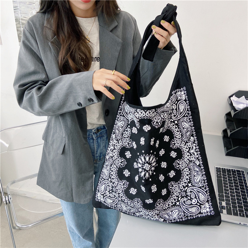 Wholesale of 0982 Japanese and Korean retro patterned simple lace-up canvas bags and artistic large-capacity women's shopping bags Application Scenario