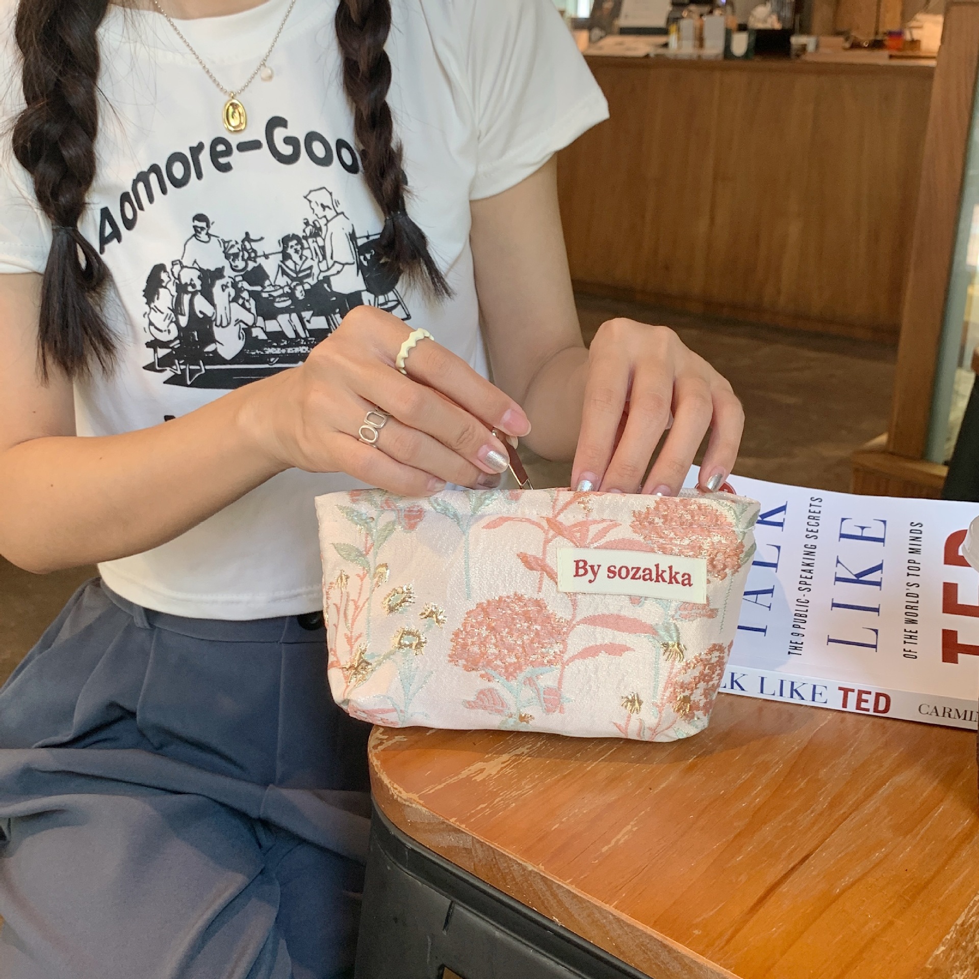 28231 Retro blush powder underarm bag, three-dimensional brocade jacquard handbag, gentle canvas bag, small makeup bag Item Picture