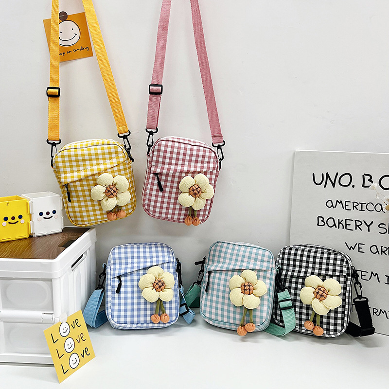 Fresh and sweet single-shoulder bag, 2022 new trend checkered phone bag, cute and fashionable flower school commuting crossbody bag full figure
