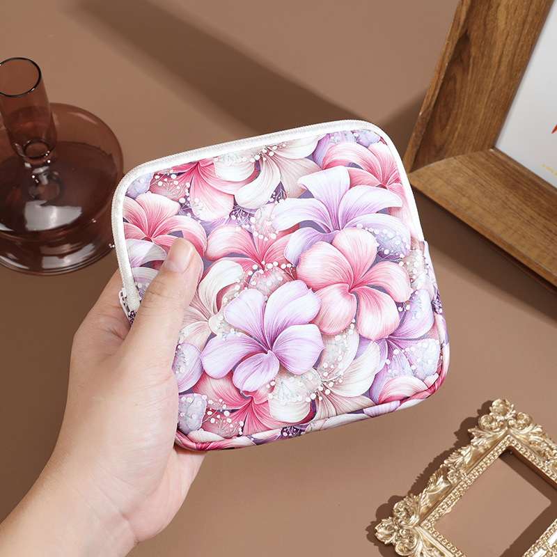 Van Gogh oil painting portable coin purse, headphones, data cable, storage small bag, lipstick bag, large capacity portable menstrual care bag for women Application Scenario