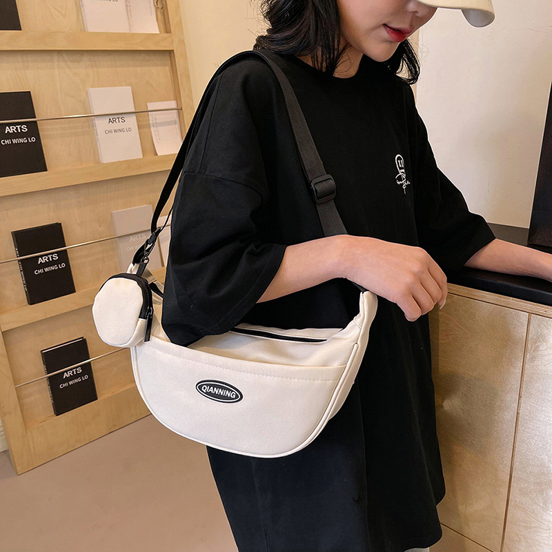 The 2024 new high-quality single-shoulder crossbody canvas bag for women, a popular and niche design dumpling bag for women Application Scenario