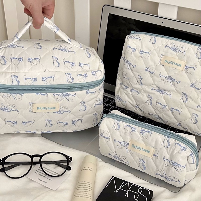 A new, niche, portable and travel large-capacity makeup bag and toiletries storage bag for women full figure