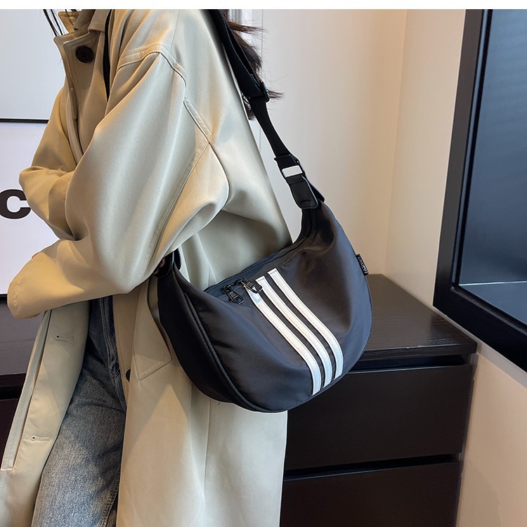 Oxford Cloth Bag Women's large-capacity 2023 new niche design high-end crossbody bag, a popular and best-selling dumpling bag Application Scenario