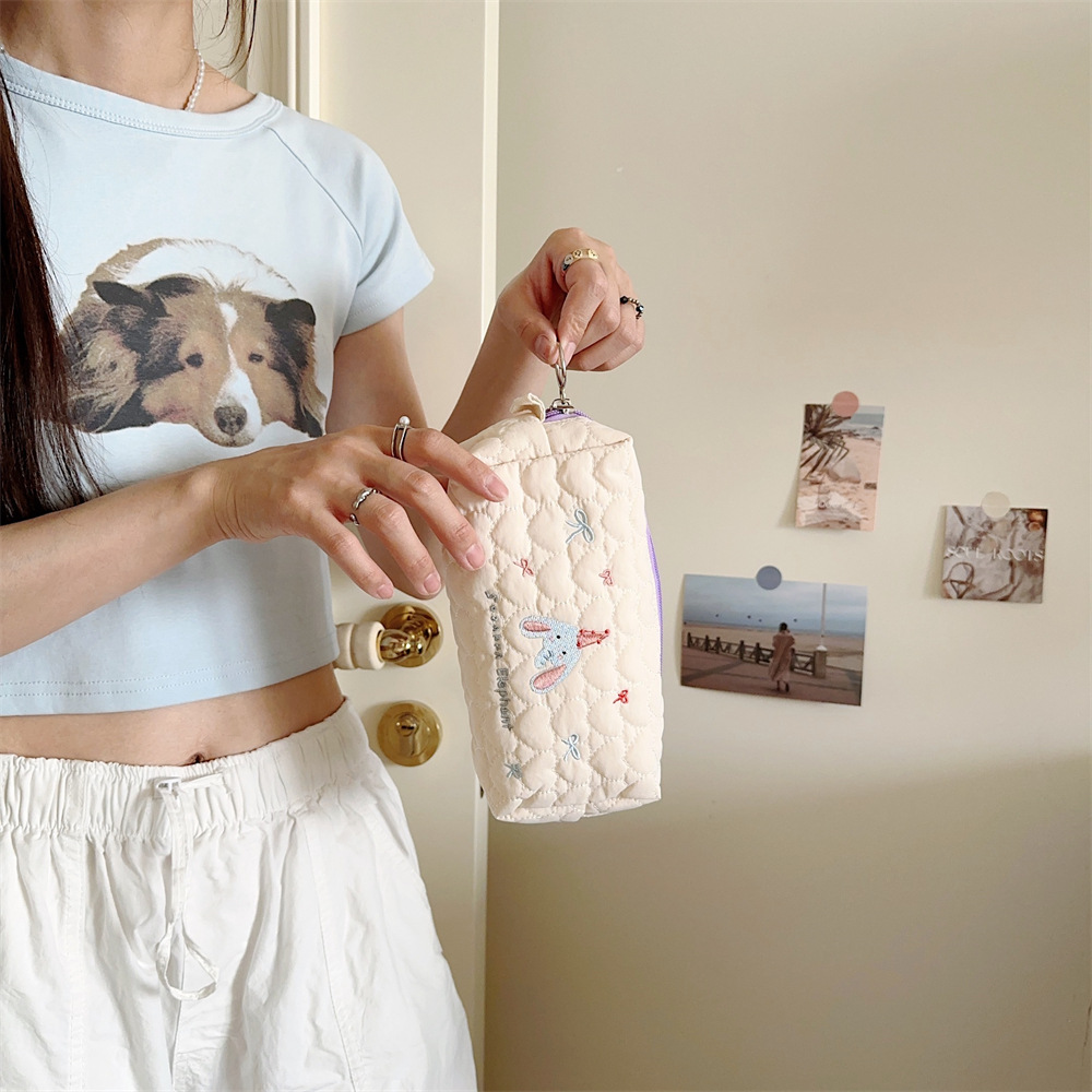 4661 ins Lightweight quilted heart-shaped storage stationery bag, embroidered student pencil case, lipstick and cosmetics storage bag Application Scenario