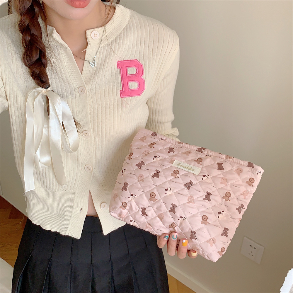 38243 Cute Little Rabbit Heart quilted large-capacity makeup bag, portable storage bag, travel and toiletries bag details Picture