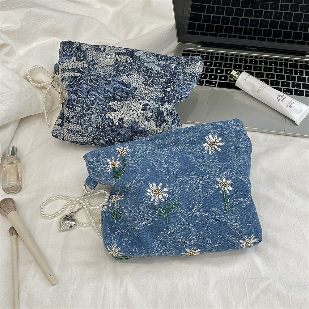 52201 Denim makeup bag, Sequined large-capacity storage bag, portable toiletry bag, water, lotion, brush and grooming bag Application Scenario