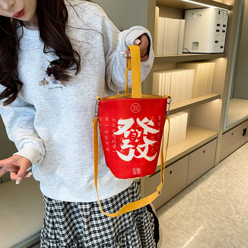 A new Chinese-style crossbody bag, a golden snake New Year's Eve gold ingot, a hand-held shoulder bag for making money and getting rich quickly, and a cloth bag for traveling and shopping Specification drawing