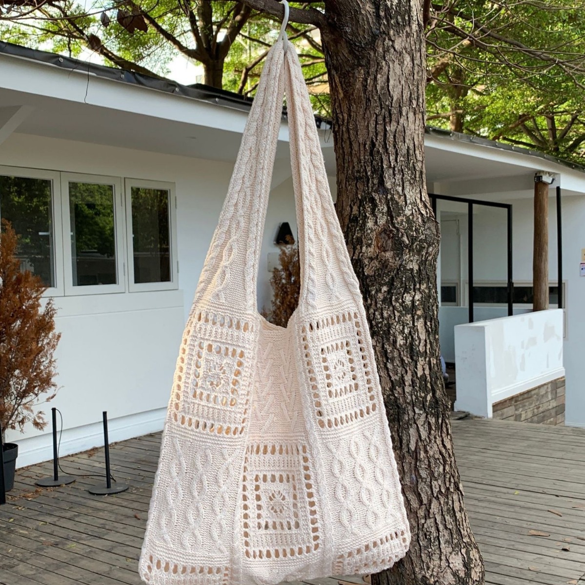 The new dopamine-colored knitted bag features a retro cut-out woven pattern and a niche design. It is a large-capacity single-shoulder bag for summer Item Picture