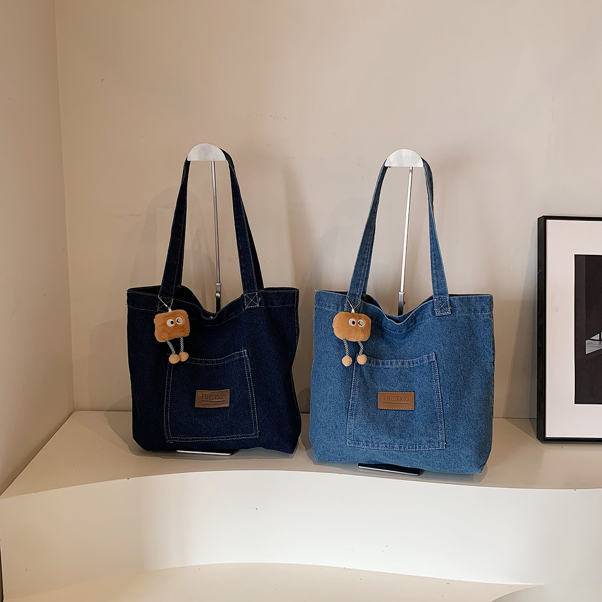 A new large-capacity, niche and artistic tote bag made of denim canvas is selling well. It is a casual and versatile shopping handbag full figure