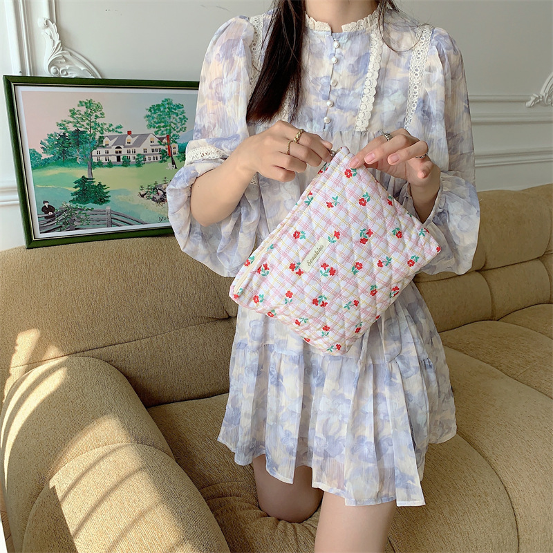 3611 Korean cartoon flower bear quilted inner liner clutch, portable large-capacity storage bag, makeup bag for women Specification drawing