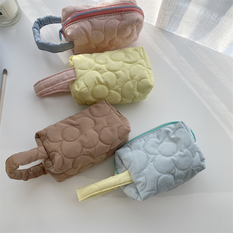 110225 Korean ins Japanese-style quilted polyester flower cosmetic bag, storage and organization bag, portable pen case for women Specification drawing