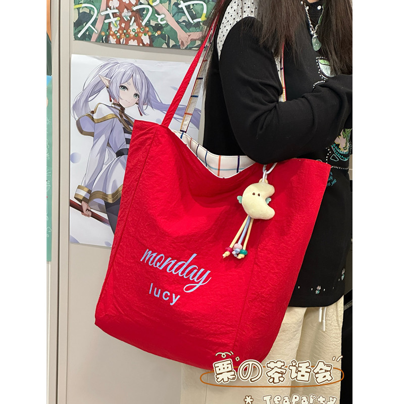 The new Spring/Summer 2025 striped large-capacity tote bag is a versatile, artistic single-shoulder underarm bag that can be carried by hand full figure
