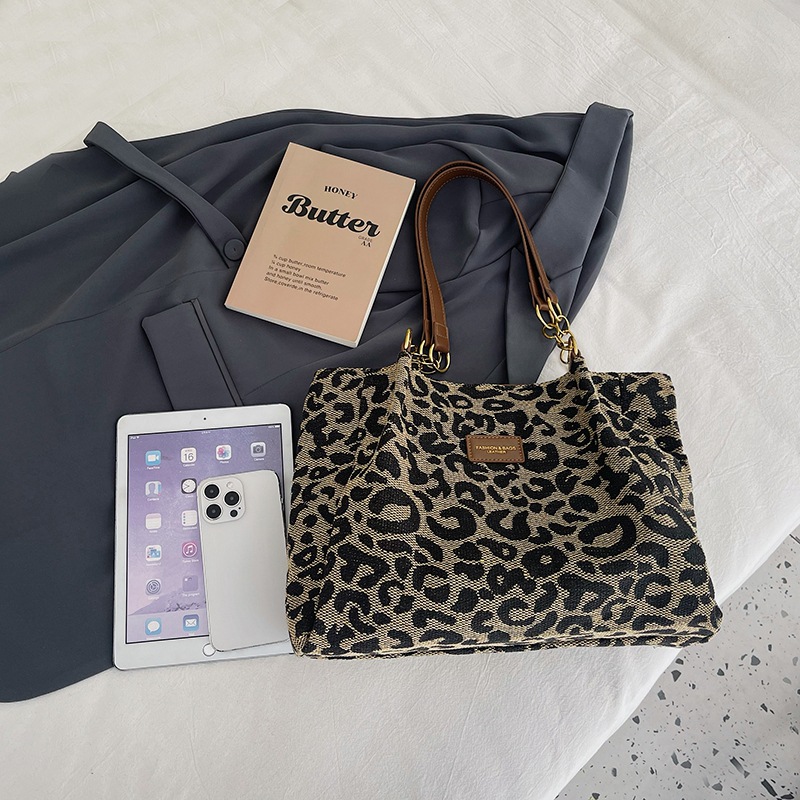 Large-capacity casual commuting single-shoulder bag, new autumn and winter trendy and simple handbag, fashionable and versatile tote bag wholesale Application Scenario