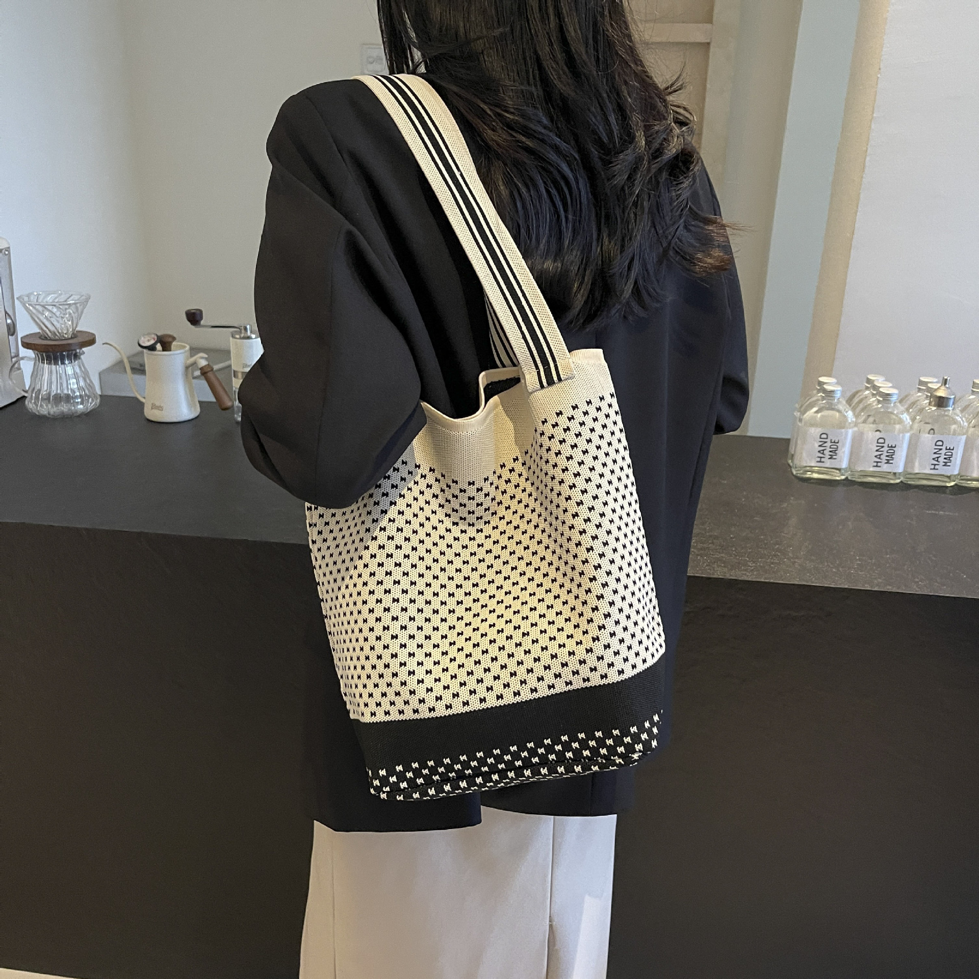 Single-shoulder bag, black and white large-capacity shopping bag, handbag, single-shoulder striped fashionable and versatile knitted color-blocking tote bag Specification drawing