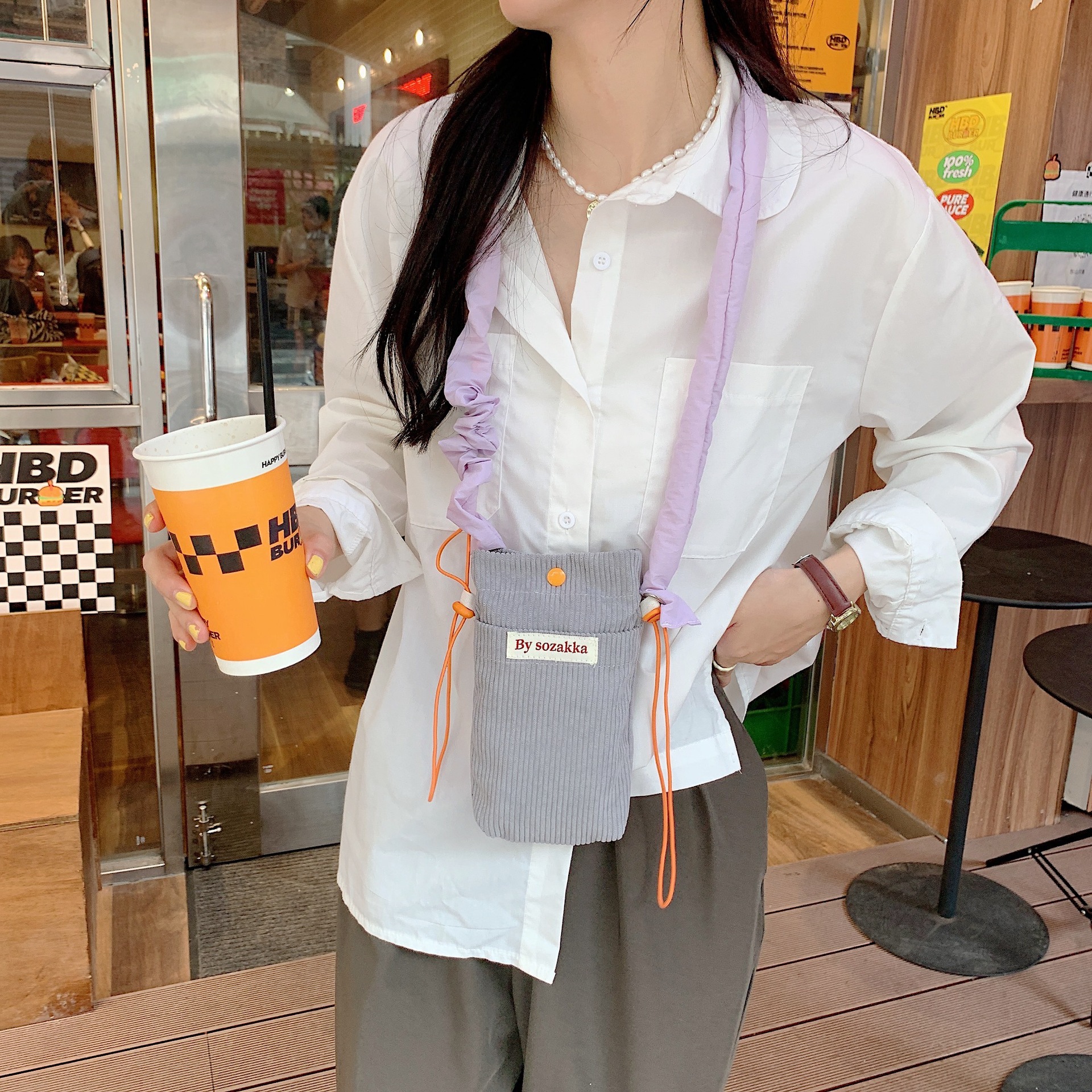 26226 Japanese corduroy crossbody phone bag, crossbody single-shoulder bag, mini storage bag for women's stroll Application Scenario
