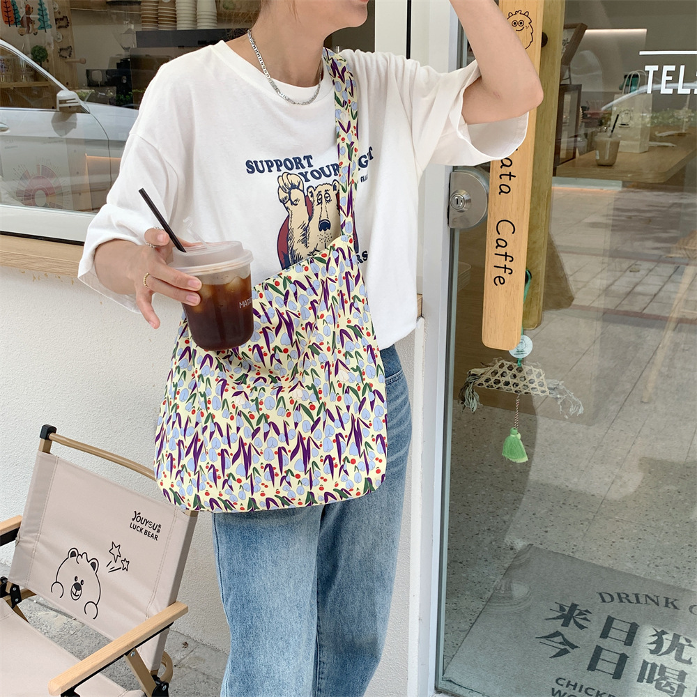 13165 Summer Cute tulip large-capacity commuting single-shoulder bag, female college student canvas bag, crossbody armpit bag Item Picture