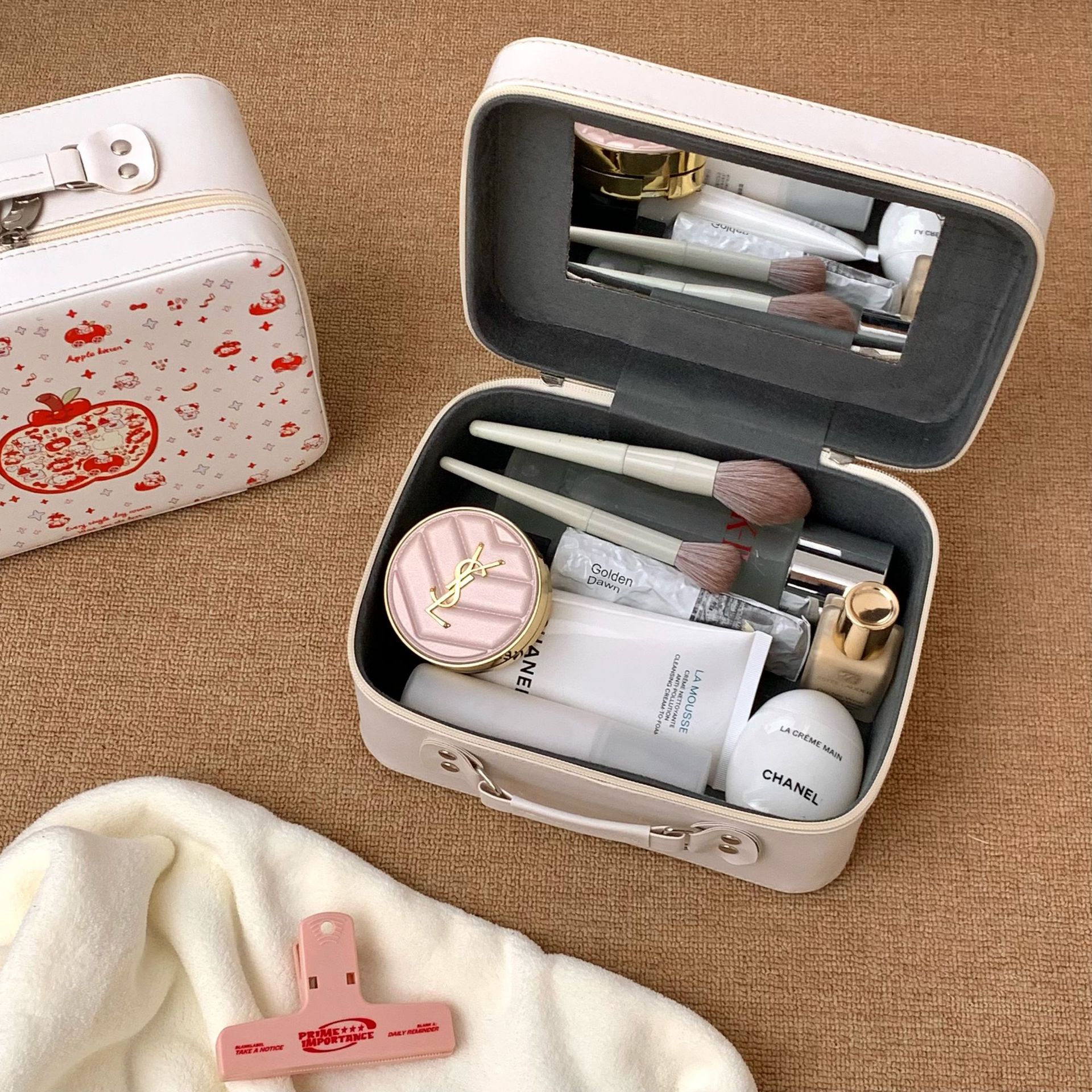 Cartoon Apple makeup bag, original women's makeup box, high appearance level, large-capacity skin care product storage, portable makeup box Application Scenario