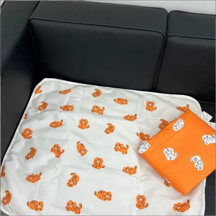 Cute little bear menstrual pad, cartoon mattress for girls during menstruation, leak-proof pad, urine isolation pad, adult waterproof and washable Application Scenario
