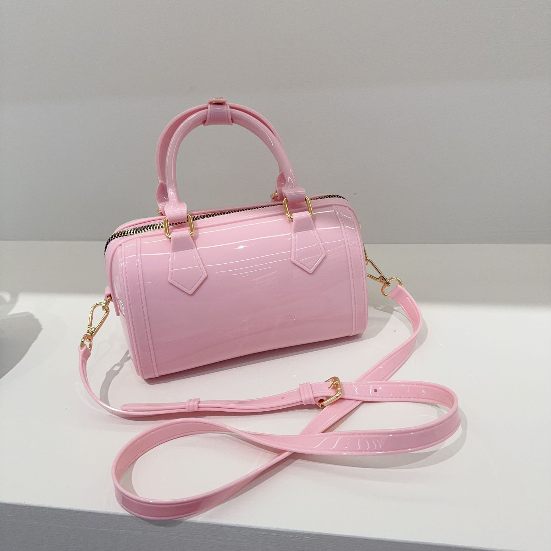 2025 New PVC jelly bag crossbody bag for women, macaron series, high-end candy-colored ladies' handbag Application Scenario