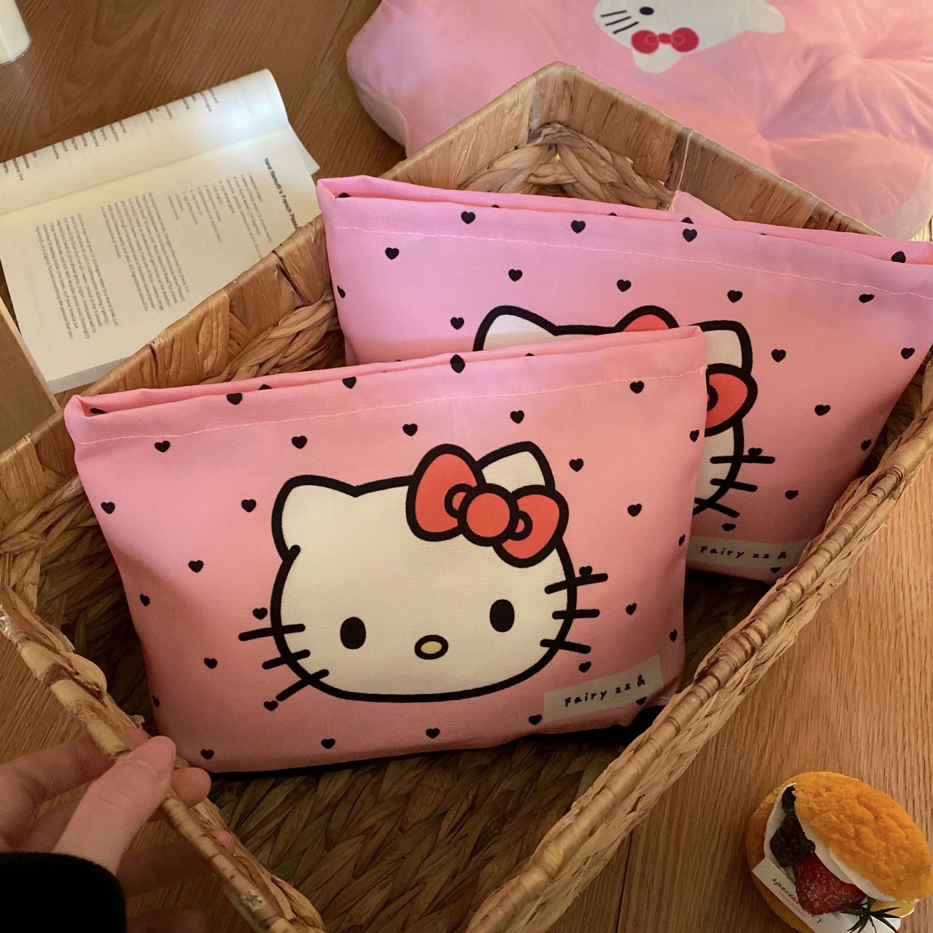 Sweetheart cat inner bag, makeup bag, portable travel bag for women, storage bag for miscellaneous items, headphones, coin purse, small bags for separate packaging Application Scenario