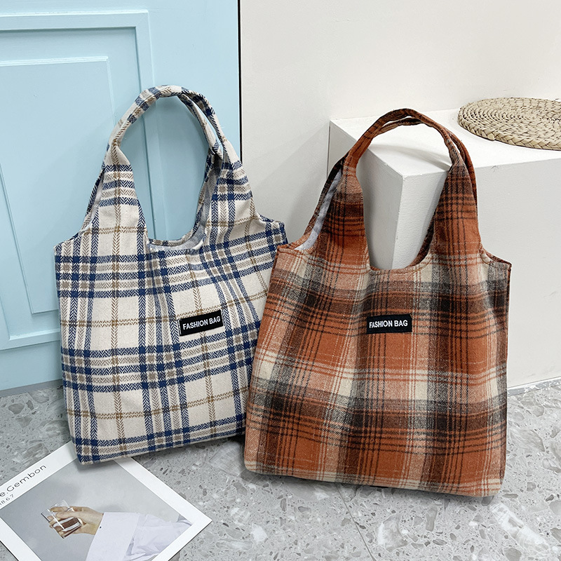 New Korean-style retro versatile and artistic tote bag for women in autumn and winter 2022, thickened woolen checkered pattern, single-shoulder bag details Picture