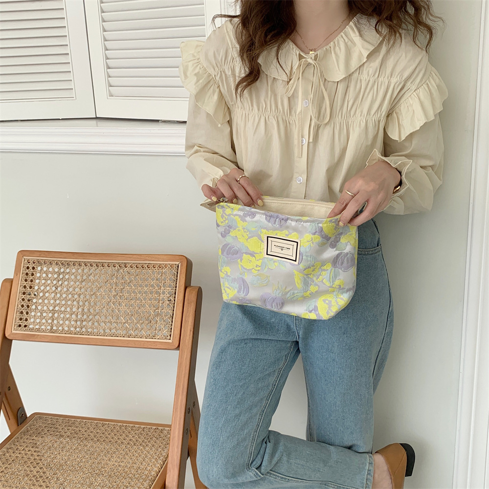 The 17311 bag is a new jacquard retro cosmetic clutch for women, featuring a fresh French grape and green grape makeup bag Application Scenario
