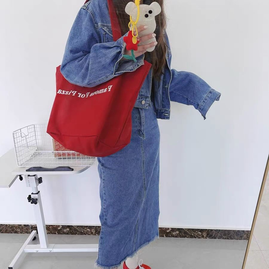 2024 New Instagram niche red canvas bag, casual letter-printed canvas single-shoulder bag, large-capacity student bag Application Scenario