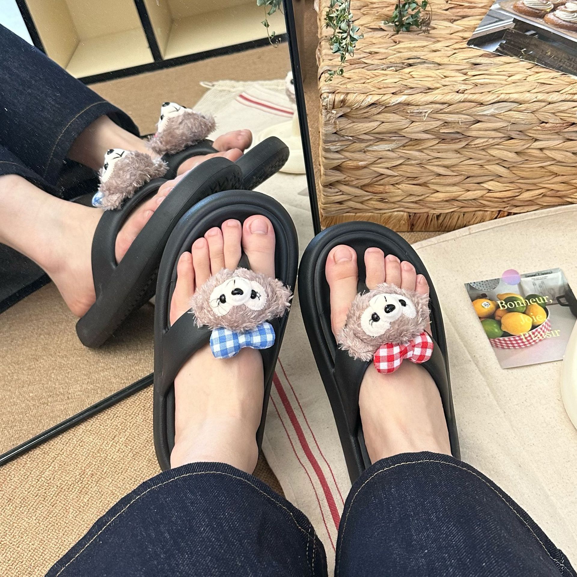 Cute Sherry rose slippers, dirt-resistant giant soft-soled flip-flops, summer women's style, can be worn outside, vacation beach casual slippers Application Scenario
