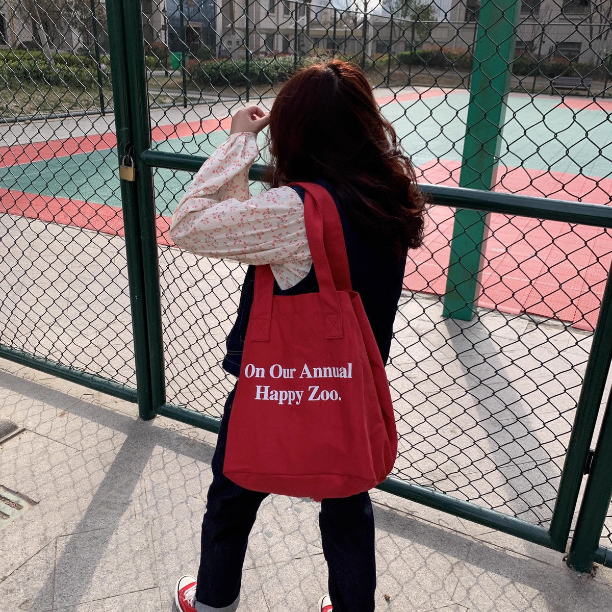 Red personalized casual tote bag, niche letter single-shoulder bag, mommy bag, retro large-capacity commuting canvas bag Specification drawing