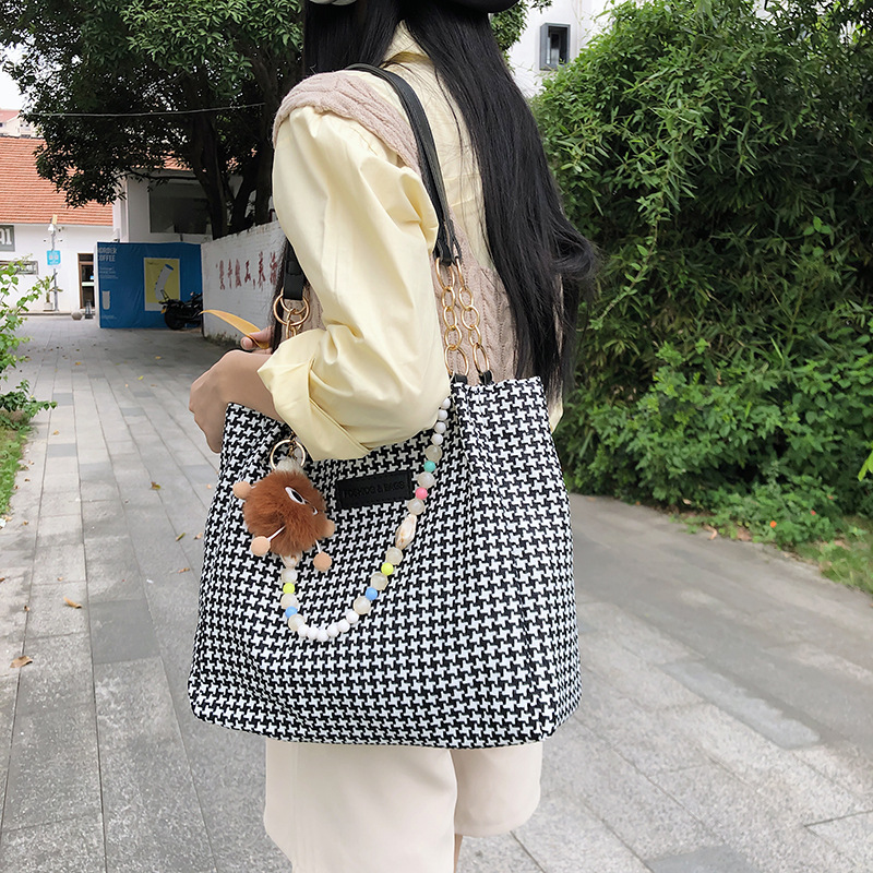 Niche high-appearure-level single-shoulder bag, casual tote bag, student large-capacity bag, versatile underarm bag, ins forest style Application Scenario