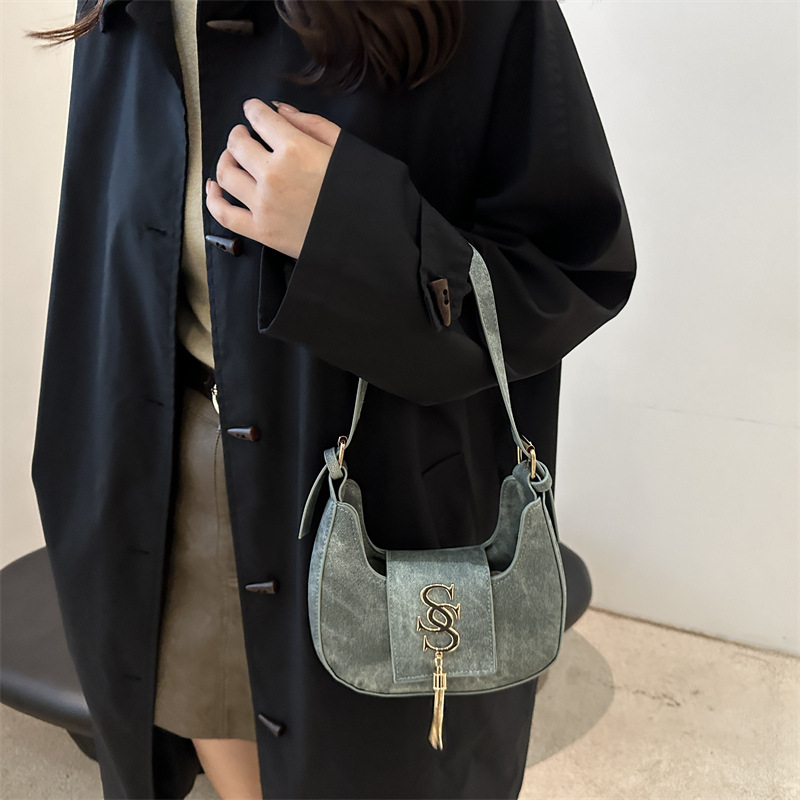Large-capacity retro style crescent moon bag, new autumn and winter fashion fringed single-shoulder bag, light luxury and versatile underarm bag wholesale details Picture