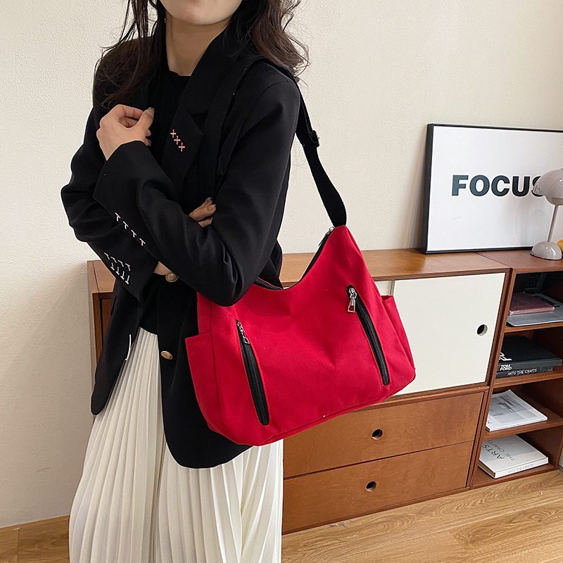 Large-capacity casual crossbody bag for women 2024 new trendy and niche fashion single-shoulder bag for commuting crossbody tote bag Application Scenario