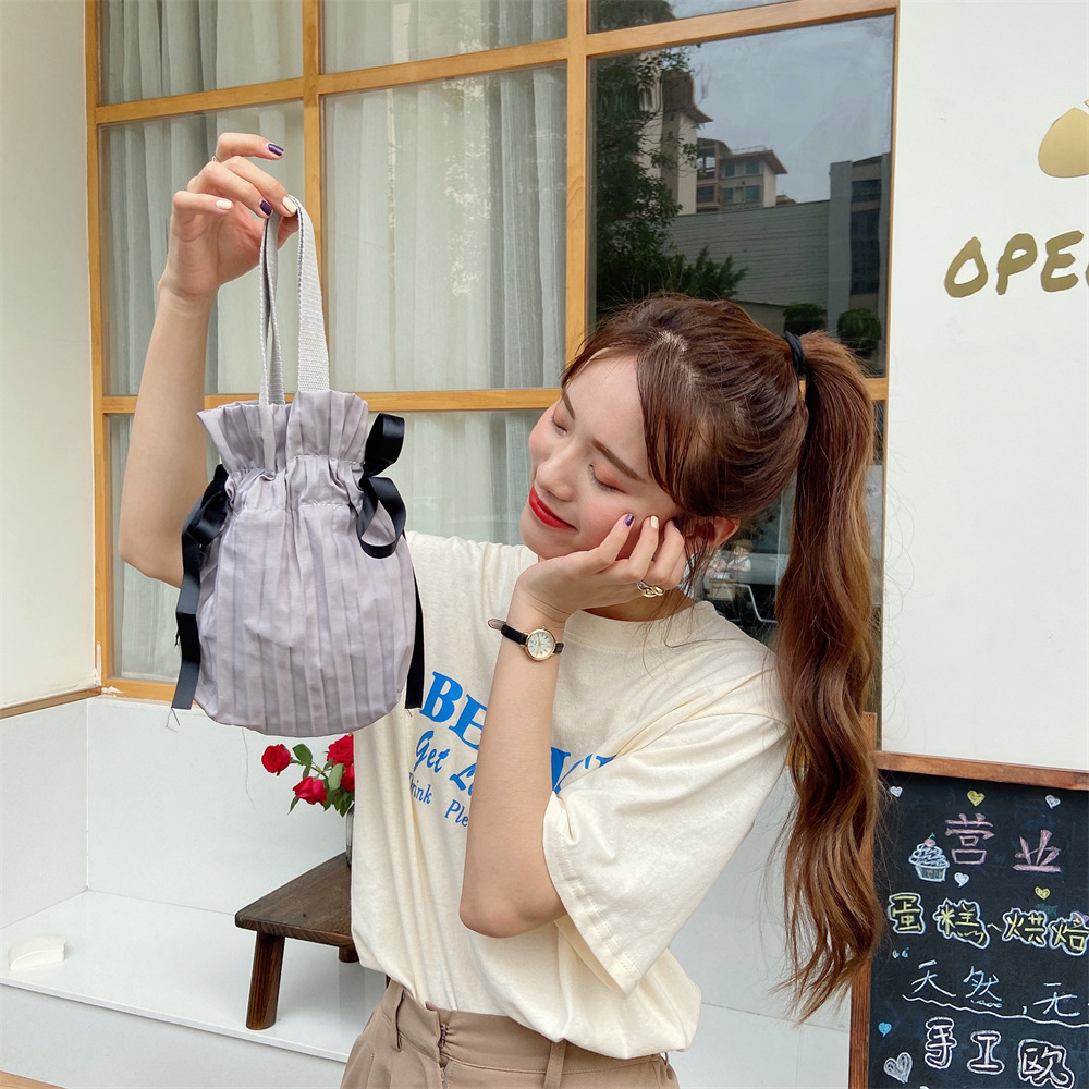 05222 solid color handbag, with a pleated drawstring and a closed opening design, is a portable toiletry bag for business trips and travel, capable of storing miscellaneous items Specification drawing