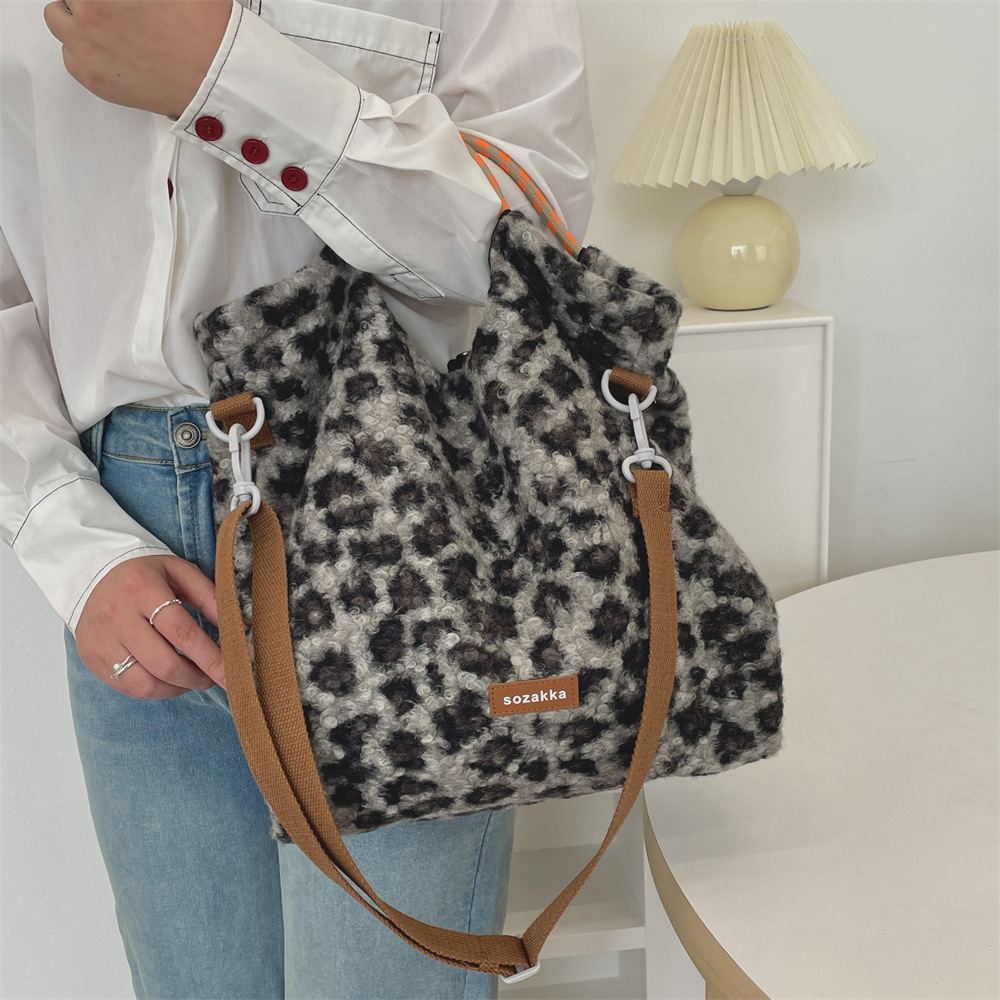 312181 Winter fluffy bag for Women, leopard print large capacity, new 2024 fashionable crossbody single-shoulder bag Application Scenario