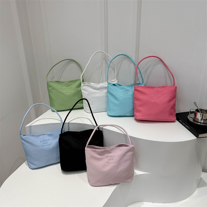 This trendy single-shoulder bucket bag is a new autumn and winter fashion and simple Korean-style bag. It's a solid color and fresh handbag for women full figure