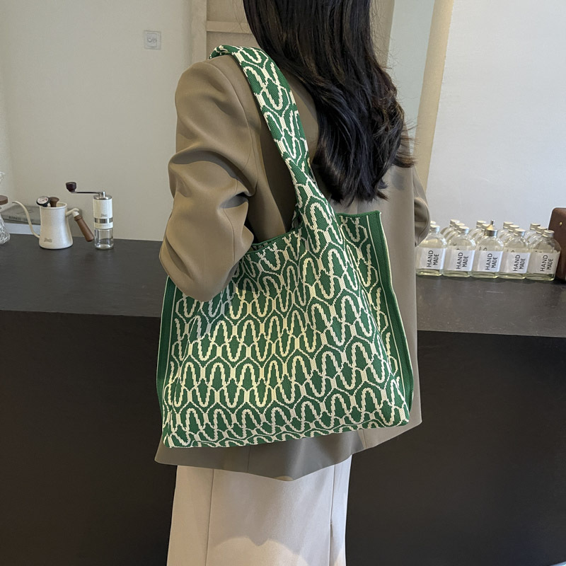Knitted bags are fashionable and versatile. Knitted tote handbags are new large-capacity shopping bags for women. Single-shoulder bags are new for office workers details Picture