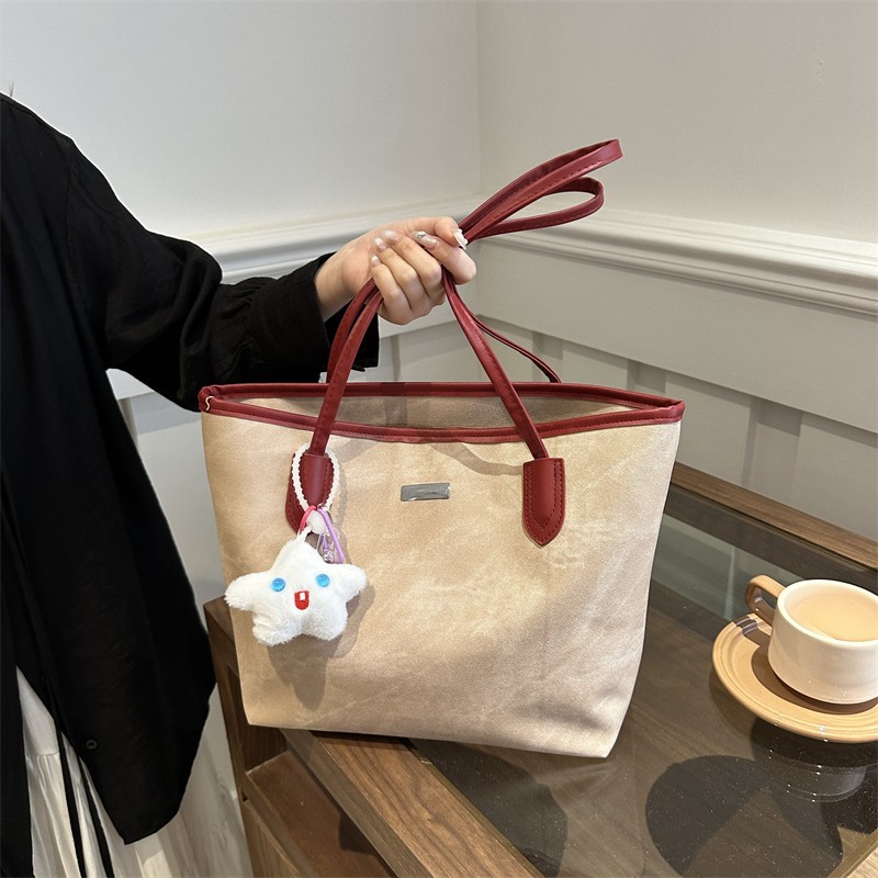 Wholesale of new large-capacity, simple and fashionable casual commuter single-shoulder bags and women's underarm bags for the summer of 2024 in foreign trade details Picture