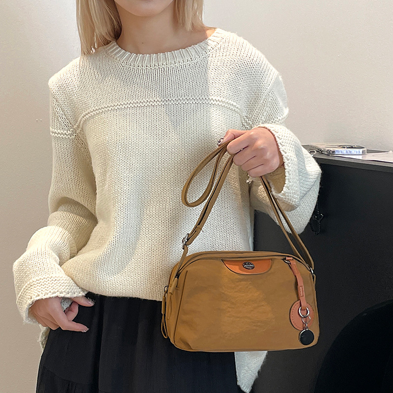 The new nylon fabric crossbody bag for winter 2024 is a popular and versatile bag for women. It's a cross-border trend single-shoulder crossbody bag Specification drawing