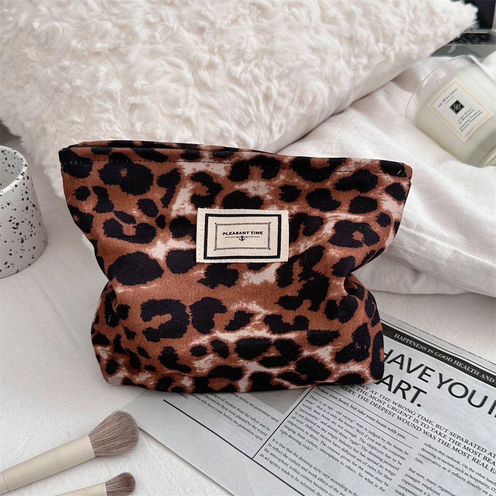 49182 Korean retro leopard print makeup bag, lipstick, loose change, portable toiletries and storage bag. Women can hold the bag hand in hand Application Scenario