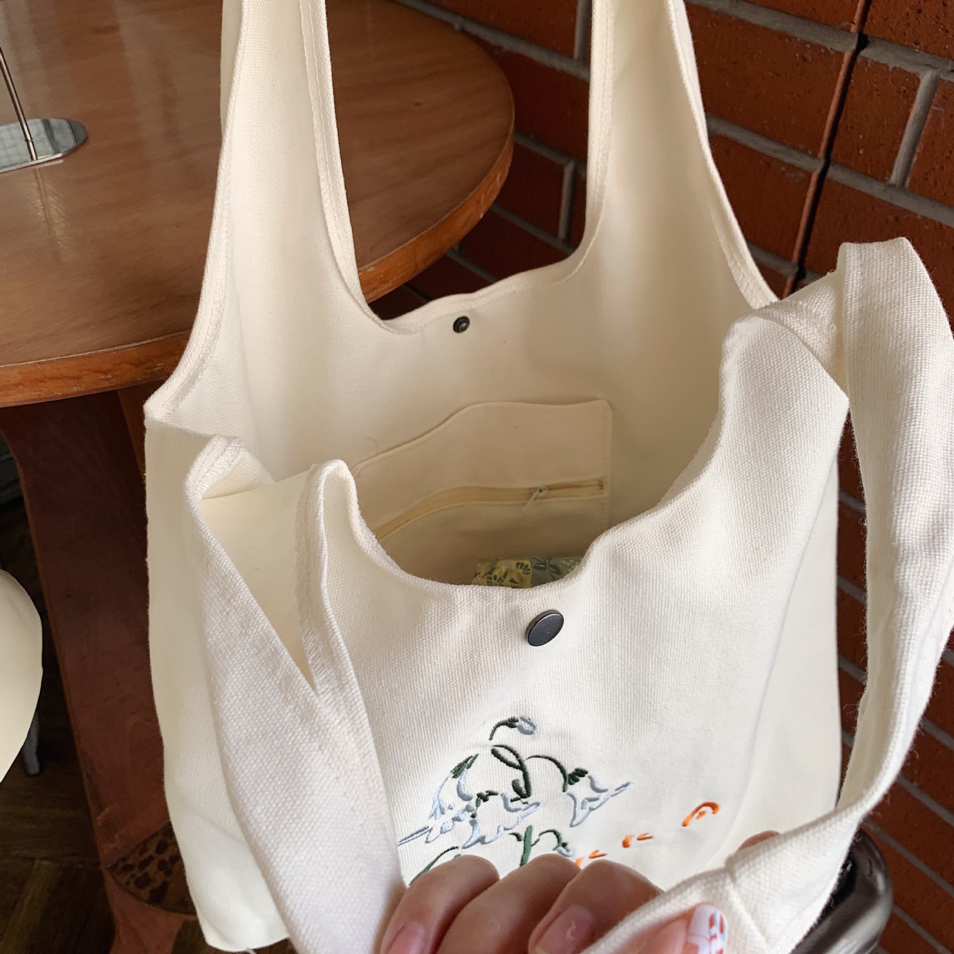 22275 New Spring and Summer embroidered canvas vest bag, simple forest style, artistic fairy, high appearance level hand-held canvas bag details Picture