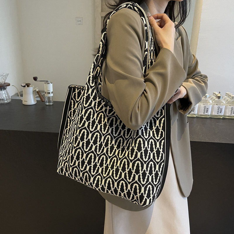 Knitted bags are fashionable and versatile. Knitted tote handbags are new large-capacity shopping bags for women. Single-shoulder bags are new for office workers Application Scenario