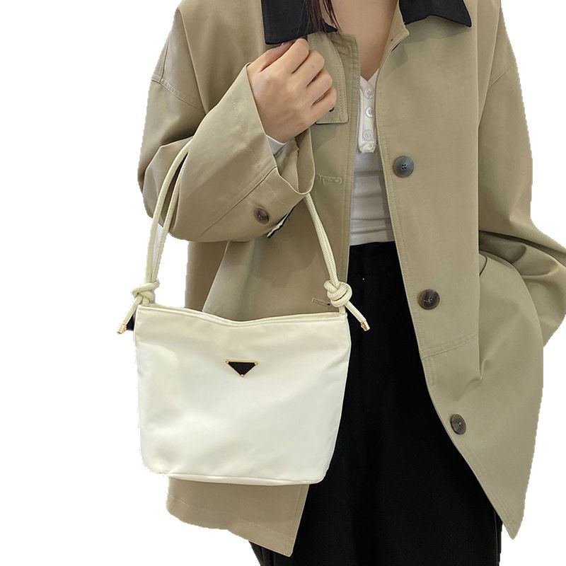 2025 New Korean-style fashionable and niche single-shoulder bag, hand-held trendy and casual bucket bag, women's commuting crossbody bag for work Item Picture